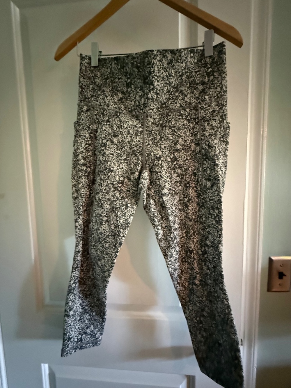 Athleta Salutation Stash 7/8 Leggings
